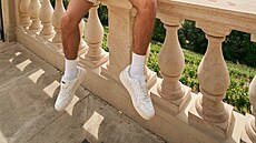 Bílé tenisky se prodávají. Dají se toti� nosit jak k teplákovce �i kra�as�m,...