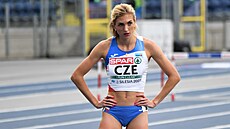 Atletka Nikoleta Jíchová ped startem bhu na 400 metr s pekákami.