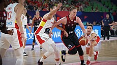 Emma Meesseman z Belgie se prodírá obranou �pan�lek ve finále mistrovství...