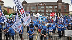 Na demonstraci proti vládnímu konsolida�nímu balí�ku do Ostravy na nám�stí...