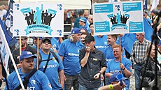 Na demonstraci proti vládnímu konsolida�nímu balí�ku do Ostravy na nám�stí...