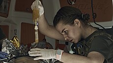 Vojenský léka�ka poskytuje první pomoc zran�nému ukrajinskému vojákovi u...