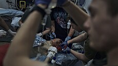 První pomoc zran�nému ukrajinskému vojákovi u Bachmutu v Don�cké oblasti (19....