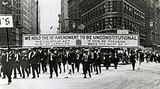 Prvod antiprohibicionist v New Yorku v roce 1922. Protestující kritizovali...