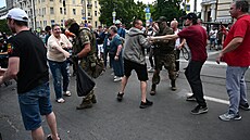 Lidé se shromaují v ulicích Rostova na Donu, kde jsou rozmístni bojovníci...