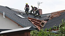 Lidé v Oticích odstra�ují �kody po st�ede�ním silném v�tru, který pro�el b�hem...