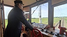 Zvlá�tní vlak vedený historickým elektrickým vozem Elinka ze sbírek Národního...