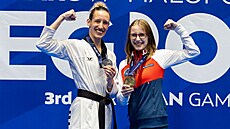 Medailové taekwondistky Petra �tolbová a Dominika Hronová na Evropských hrách.