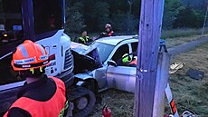 Řidič BMW v Rožnově pod Radhoštěm sjel z cesty a narazil do stojícího pásového...