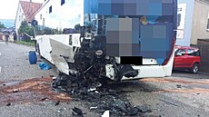 Pi nehod autobusu a dvou osobních aut v Nezdenicích se zranili ti lidé....