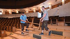 V Mstském divadle Zlín se rozhodli vymnit letitá sedadla v hlediti. (erven...