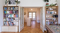 Snahou architektek bylo zachovat p�vodní dvouk�ídlé dve�e do obývacího prostoru...