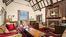 Obývací pokoj zdobí trámový strop a spousta staroitností.
