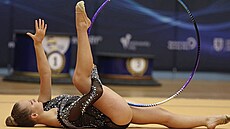 Klára Orlová v sestav s obruí.