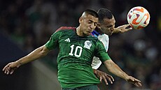 Mexický fotbalista Roberto Alvarado (vlevo) v souboji s Devronem Garcíou z...