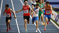 Filip �nejdr (druhý zprava) probíhá cílem závodu na 800 metr� na Evropských...
