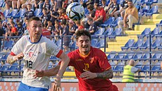 �eský fotbalista Jaromír Zmrhal (vlevo) v souboji s Milo�em Milovi�em z �erné...