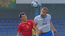 eský fotbalista Tomá Souek (vpravo) v souboji s Ristem Radunoviem z erné...