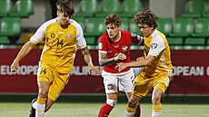 Polský fotbalista Nicola Zalewski (uprost�ed) v souboji s Moldavany Arturem...