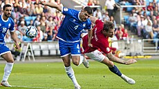 Norský fotbalista Stefan Strandberg (vpravo) v souboji s Nicholasem Ioannouem z...