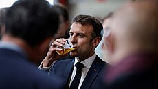 Francouzský prezident Emmanuel Macron pije pivo b�hem náv�t�vy spole�nosti...