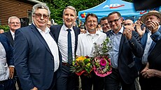 AfD slaví vít�zství svého kandidáta Roberta Sesselmanna (uprost�ed), který v...