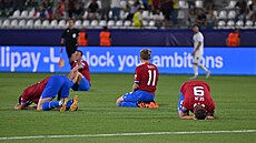 Zklamaní fotbalisté českého výběru po prohře s Izraelem
