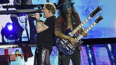 Axl Rose a Slash z Guns N' Roses na festivalu Glastonbury (24. ervna 2023)