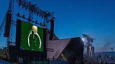Zábr z vystoupení Arctic Monkeys na legendárním festivalu Glastonbury (23....