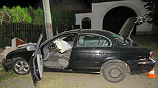 V Libicích bouralo osobní auto znaky Jaguar S Type. Policie provuje, zda se...