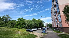 Bytový d�m má vyr�st na míst� vzrostlé náletové zelen� vedle parkovi�t� u...