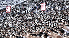 Na 120 tisíc lidí se v severokorejském Pchjongjangu zúastnilo shromádní na...