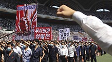 Na 120 tisíc lidí se v severokorejském Pchjongjangu zúastnilo shromádní na...