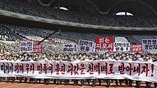 Na 120 tisíc lidí se v severokorejském Pchjongjangu zú�astnilo shromá�d�ní na...