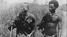 Australský voják George "Dick" Whittington a Papuánec Raphael Oimbari v Bun...