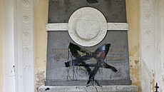 Mladíci �ádili na h�bitov� v Dob�anech na Plze�sku. Krom� zni�ených náhrobk� a...