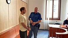 Lumír Mí�ek u Krajského soudu v Plzni. Mu� v�echny obvin�ní odmítá. (22. 6....