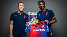 Zálo�ník Ibrahim Traoré (vpravo) pózuje s dresem po p�estupu do Plzn�. Vedle...
