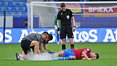 O�et�ování �eského fotbalisty Adama Gabriela v utkání jedenadvacítky s N�meckem.