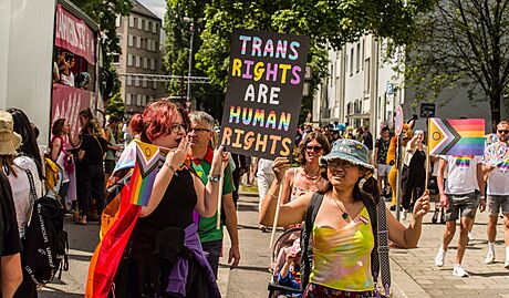 Práva trans lidí jsou lidská práva. Úastníci gay pride v Mnichov (24....
