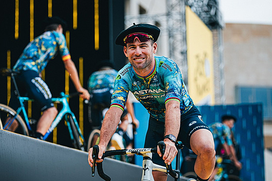 Mark Cavendish s baskickým baretem na hlav pi slavnostní prezentaci tým Tour...