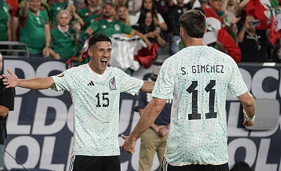 Mexiané Uriel Antuna (vlevo) a Santiago Gimenez se radují z gólu v zápase s...