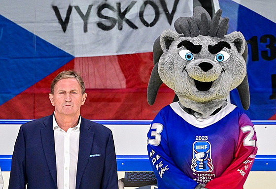 Prezident �eského hokeje Alois Hadamczik a maskot MS 2023 Spiky