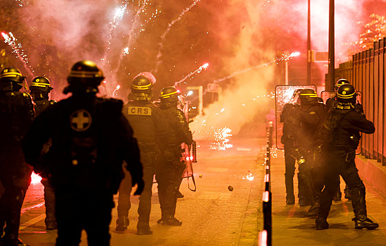 V Nanterre na pedmstí Paíe se opt stetli protestující s policií kvli...