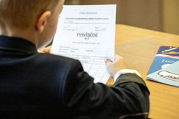 Police warn Czech parents: Sharing report cards online poses security risks