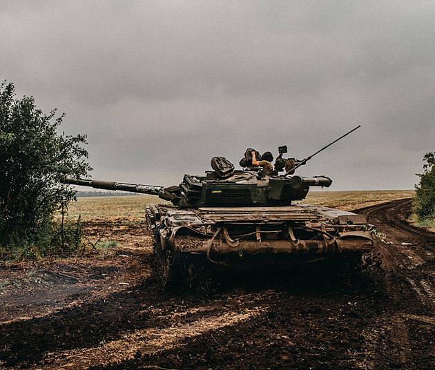 Ukrajinští vojáci zaútočili kamikaze tankem. Řidič pracoval v Česku