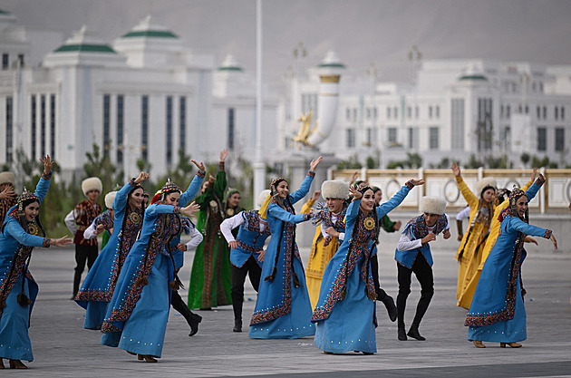 OBRAZEM: Všechno bílé a se sedmi patry. Nové turkmenské město má i koňovu ulici