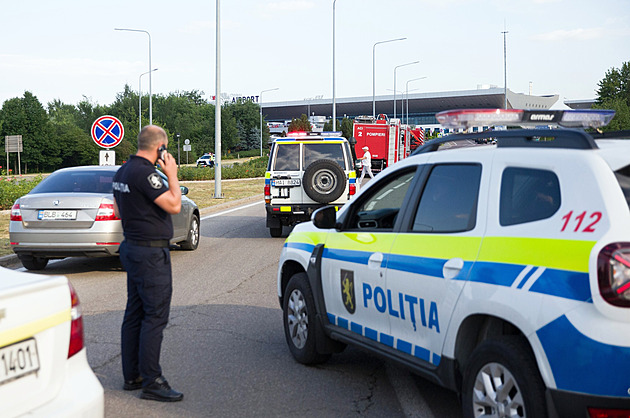 Na letišti v Moldavsku zabíjel cizinec se zákazem vstupu. Barikáda mu nepomohla