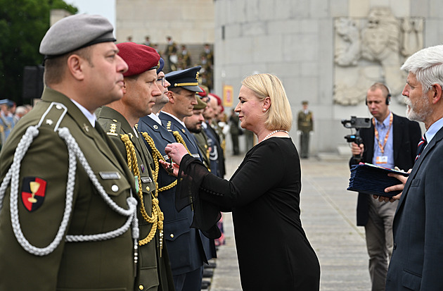 Armáda slavila svůj den s bitevníky nad Prahou. Svět není bezpečné místo, míní ministryně