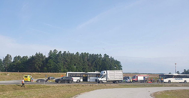 Na novém obchvatu Dolní Lhoty se srazil autobus s autem, pět lidí se zranilo